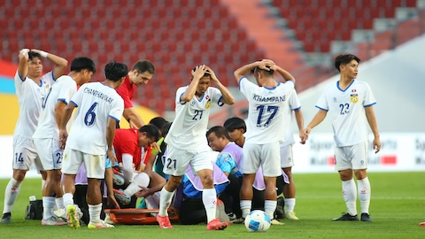 Cầu thủ Lào bị gãy chân trong trận thua đậm U22 Malaysia